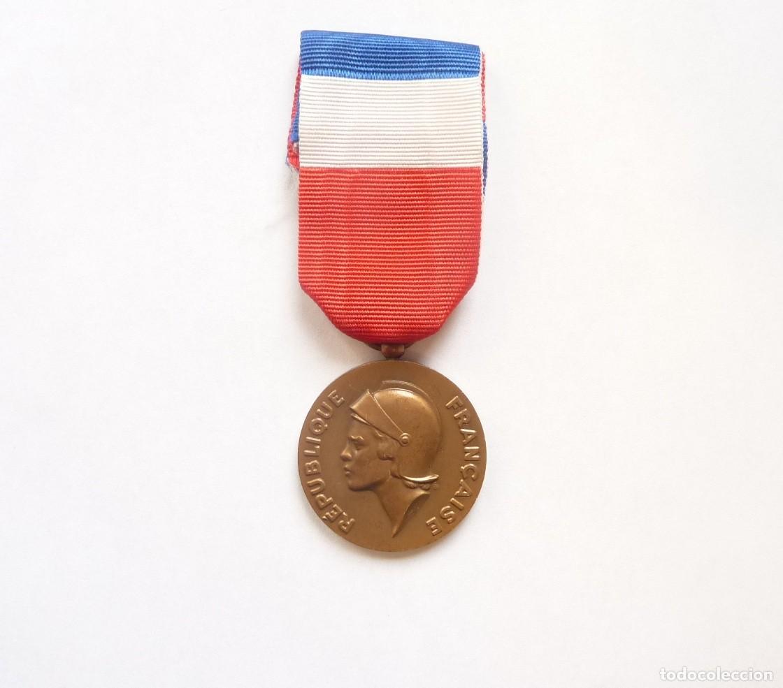 Militaria: Francia: Medalla honor al personal civil del Ministerio de Defensa - Variante ej&eacute;rcito de tierra