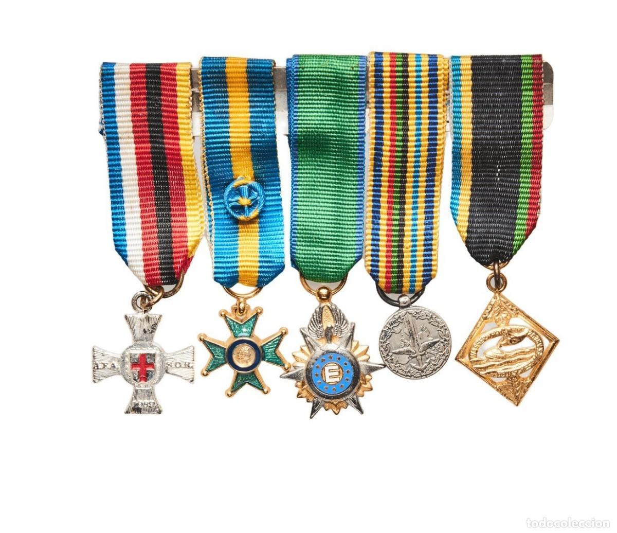 Militaria: Pasador de gala de 5 miniaturas de medallas varias.