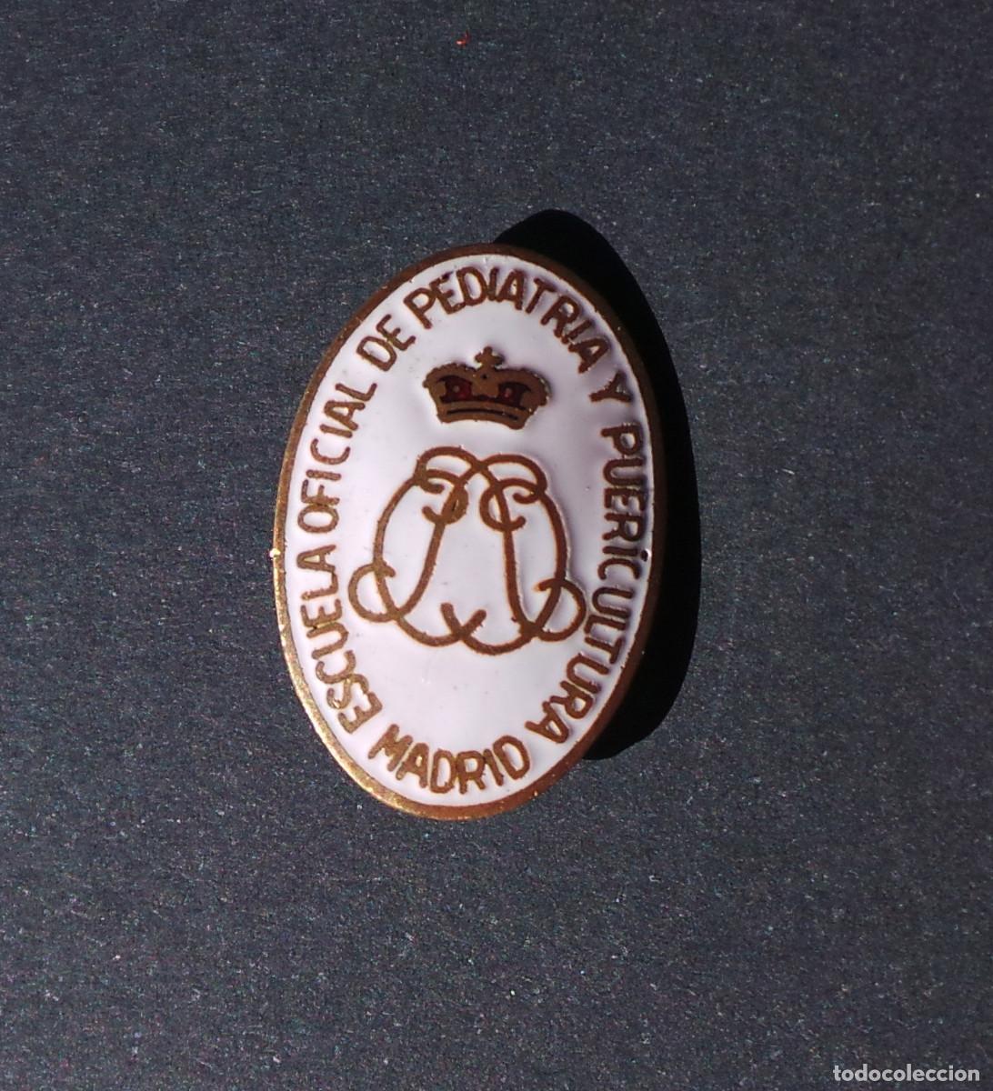 Militaria: INSIGNIA OVALADA DE LA ESCUELA OFICIAL DE PEDIATR&Iacute;A Y PUERICULTURA DE MADRID. ESMALTE AL FUEGO.