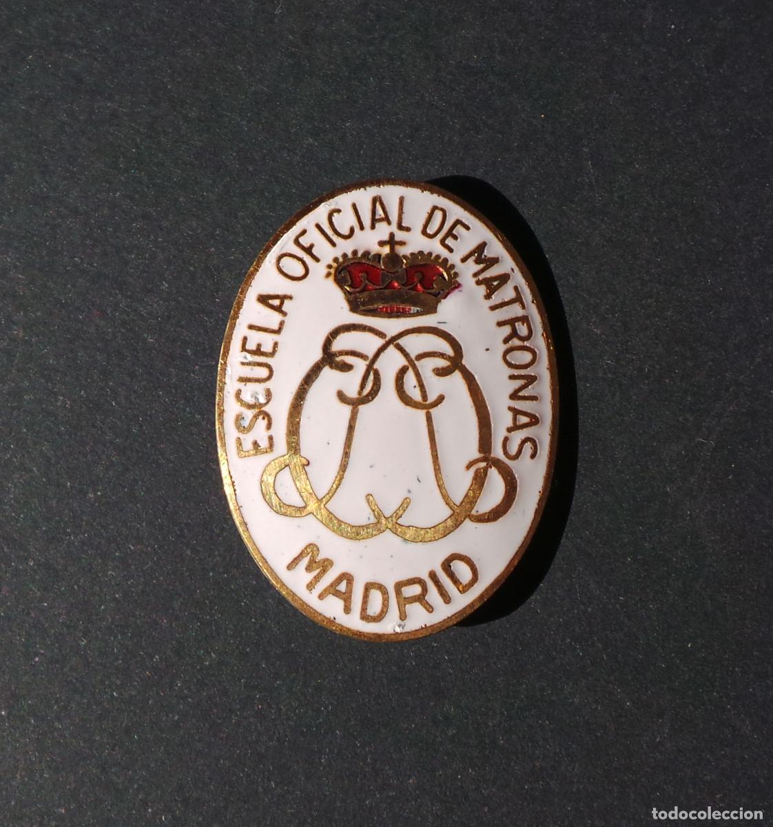 Militaria: INSIGNIA, ESMALTE DE LA ESCUELA OFICIAL DE MATRONAS DE MADRID.