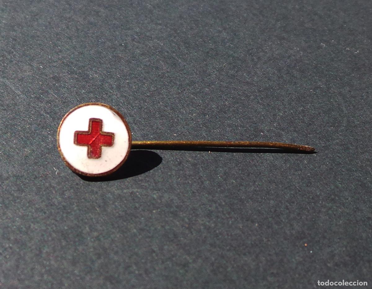 Militaria: ALFILER DE SOLAPA ANTIGUO DE ESMALTE DE LA CRUZ ROJA.