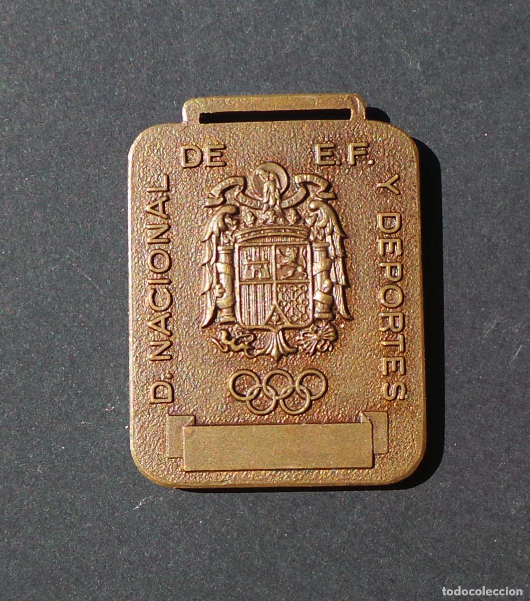 Militaria: MEDALLA COMPLEJO DEPORTIVO CUARTEL DE LA MONTA&Ntilde;A DELEGACI&Oacute;N NACIONAL DE EDUCACI&Oacute;N F&Iacute;SICA Y DEPORTES