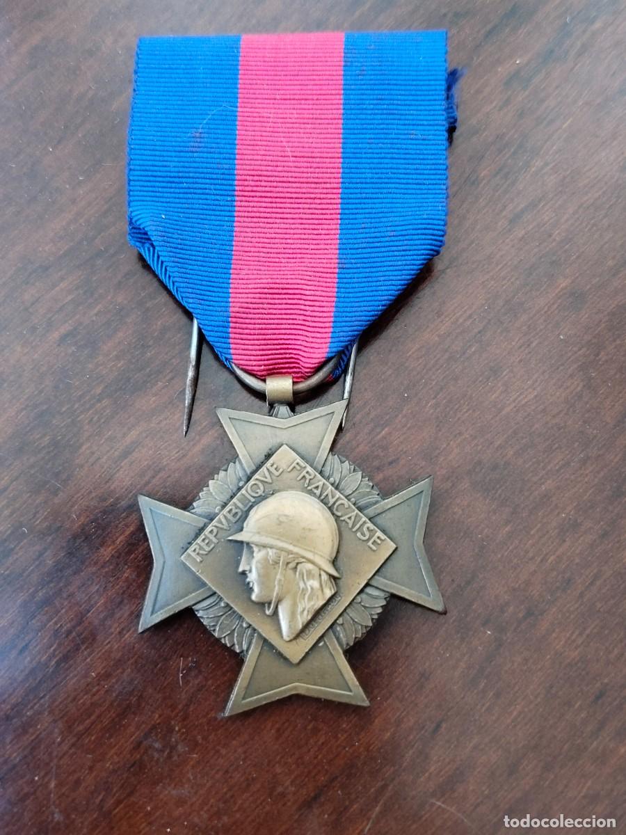 Militaria: Francia. Medalla Services Militares Volontaires. Original.