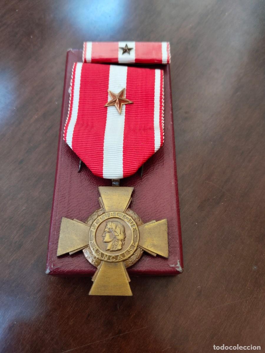 Militaria: Francia. Cruz y pasador de la Valeur Militaire. Original.