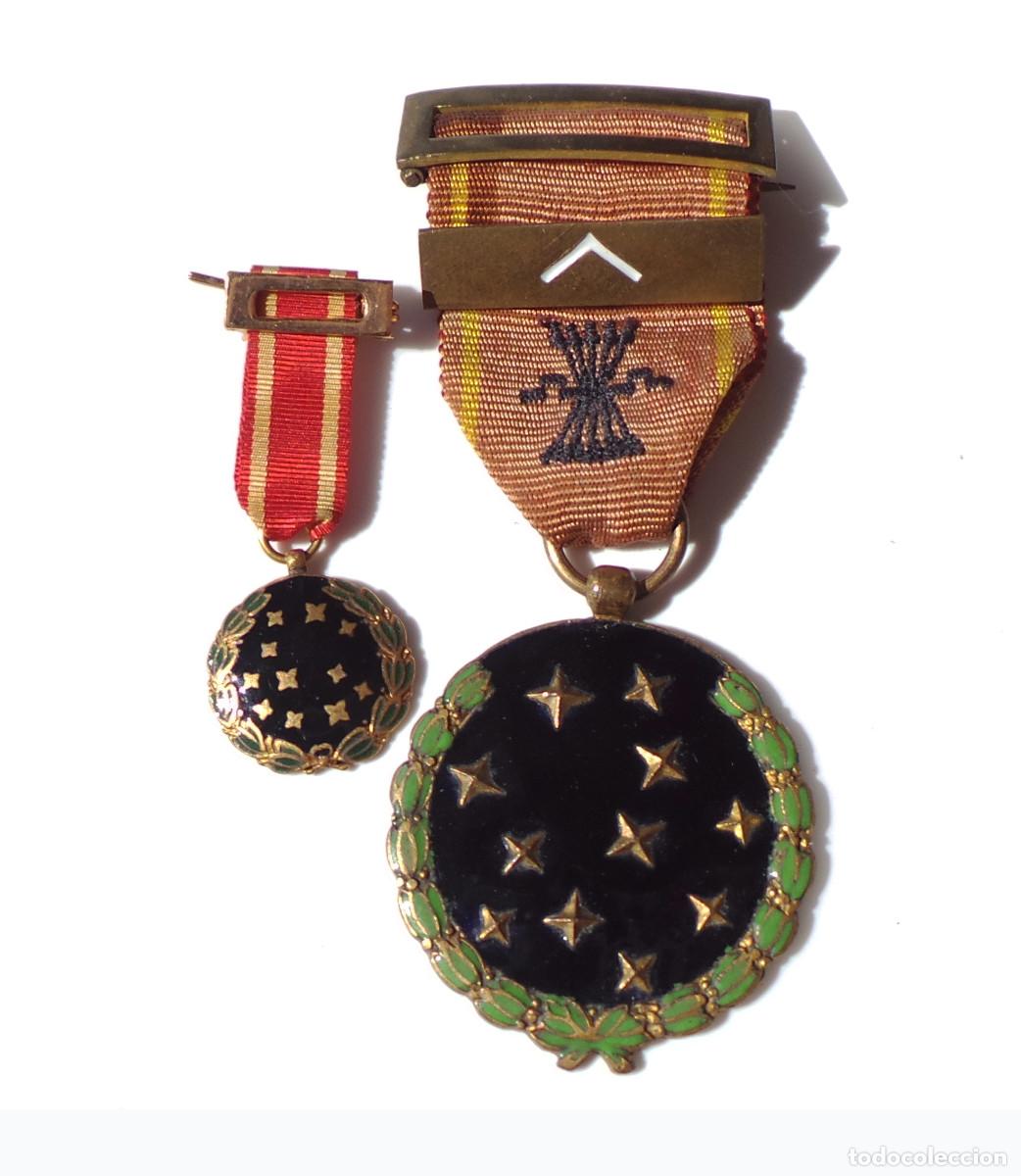 Militaria: MEDALLA DE LA VIEJA GUARDIA DE LA FALANGE CON PASADOR DE PRIMERA L&Iacute;NEA Y SU MINIATURA.