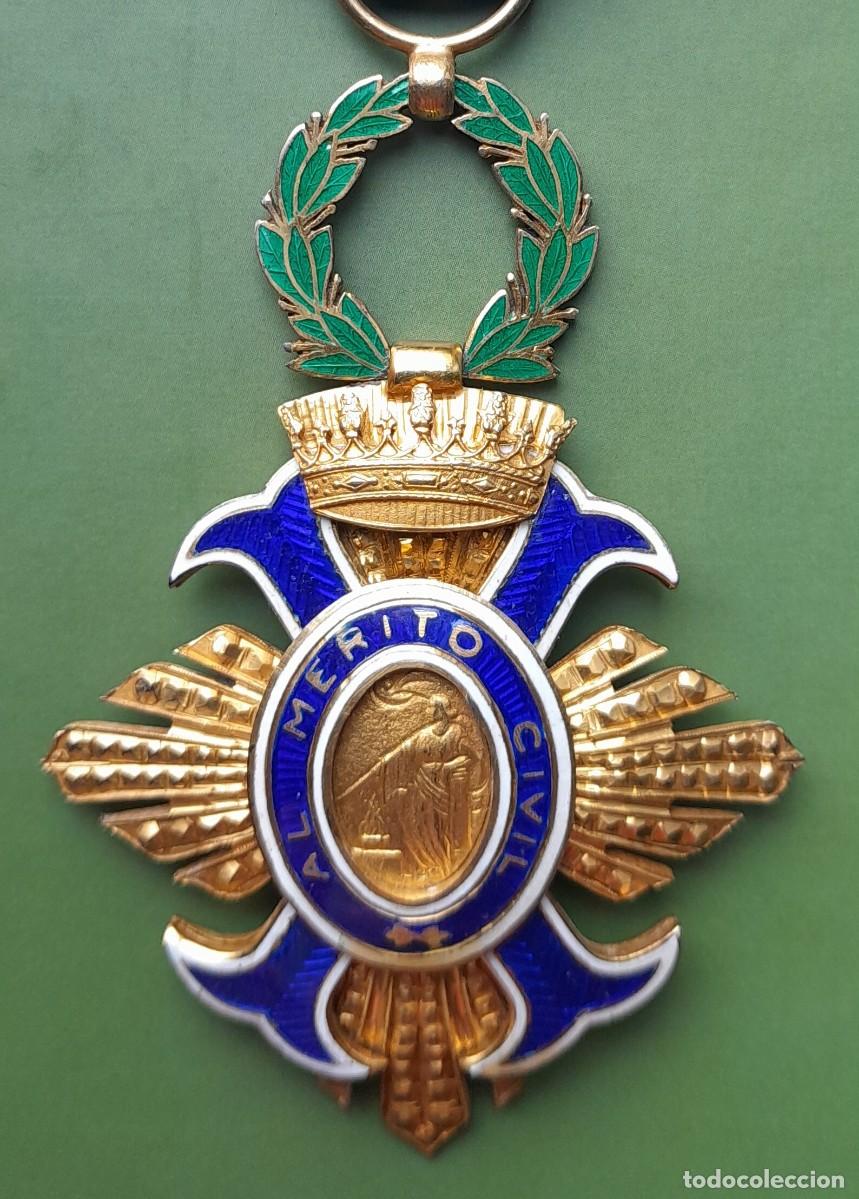 Militaria: Cruz de Oficial del M&eacute;rito Civil. &Eacute;poca del general Franco. Plata dorada.