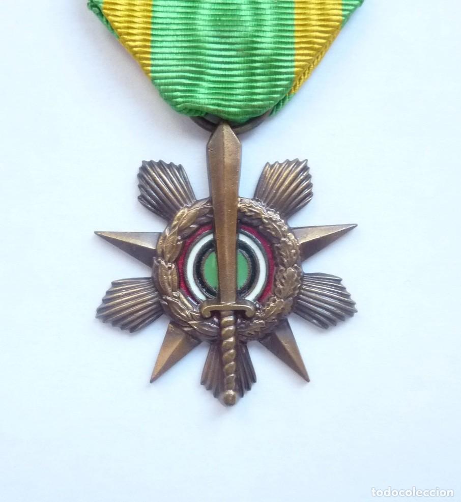 Militaria: Siria: Medalla de herido de guerra. Condecoraci&oacute;n siria a los heridos en combate.