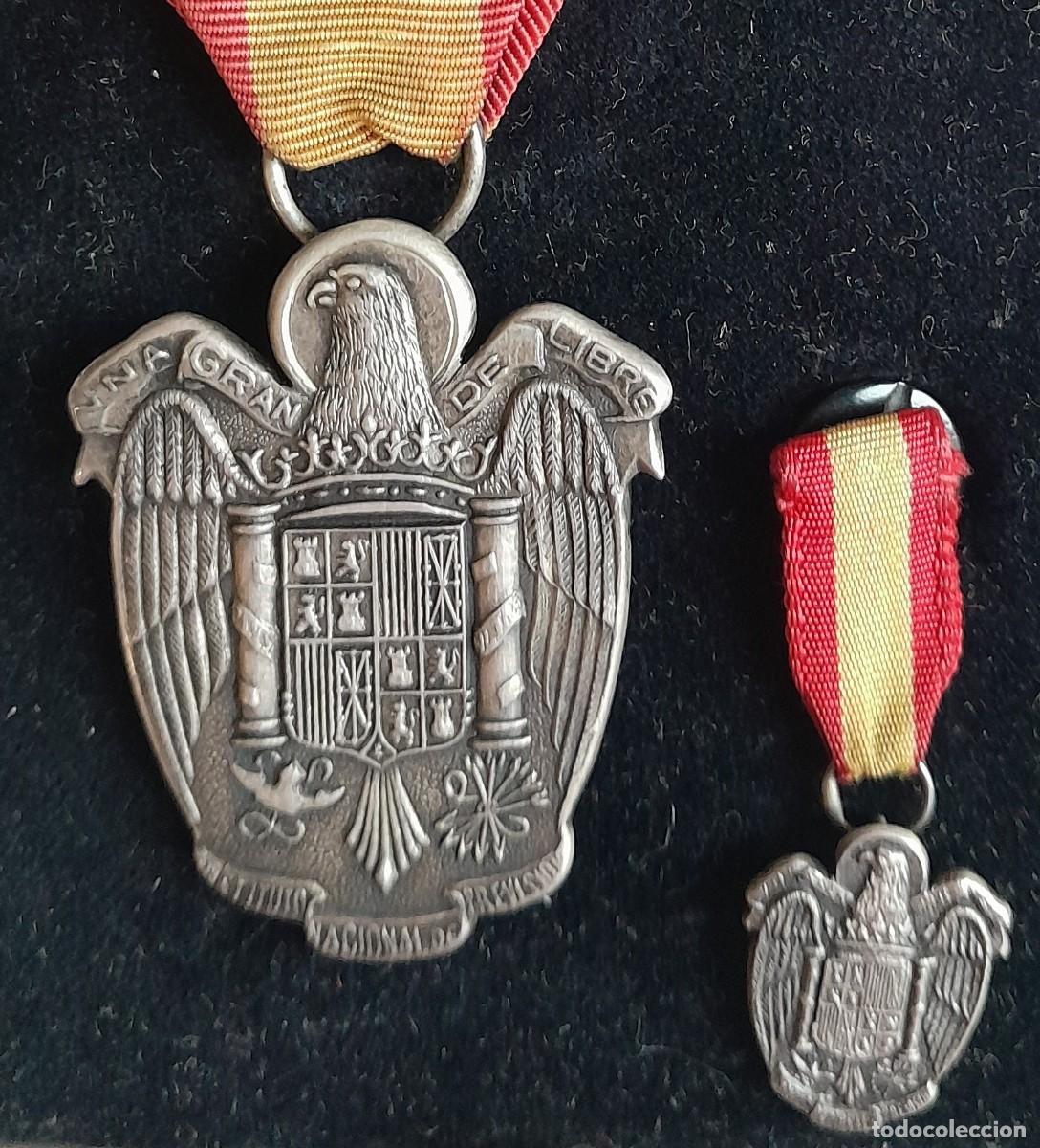 Militaria: Medalla y miniatura del Instituto Nacional Previsi&oacute;n, en estuche original de Villanueva y Laiseca.