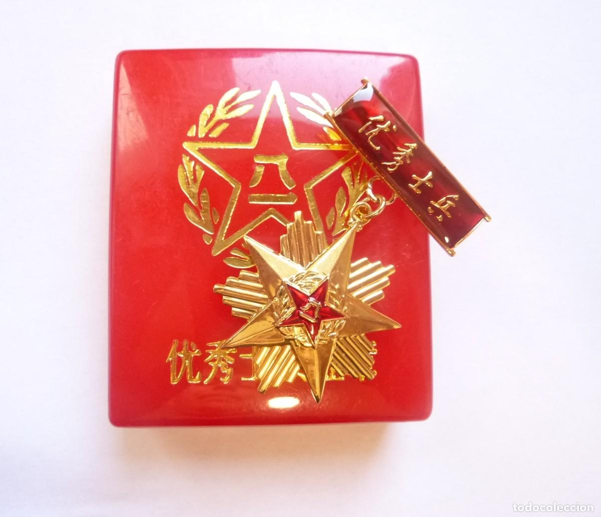 Militaria: Rep&uacute;blica Popular China: Insignia soldado excepcional / excelente. Distintivo militar chino en caja