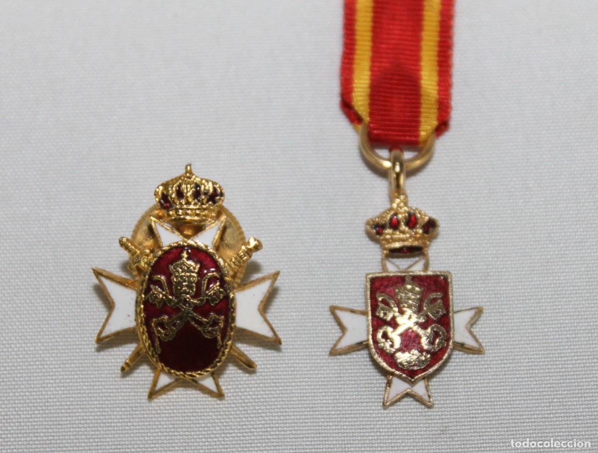 Militaria: Pareja de insignias pontificias con Cruz de Malta y llaves de San Pedro. Esmaltadas