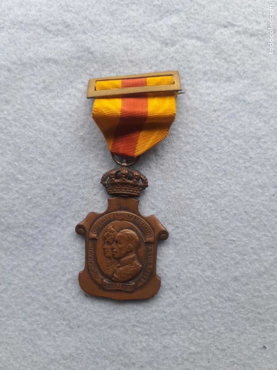 Militaria: Medalla Homenaje de los Ayuntamientos a los Reyes. Alfonso XII. 23 de Enero de 1925.