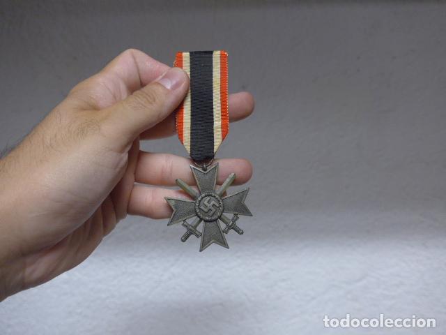 Militaria: Antigua medalla alemana al merito militar con espadas, Division azul. Original. II Guerra Mundial