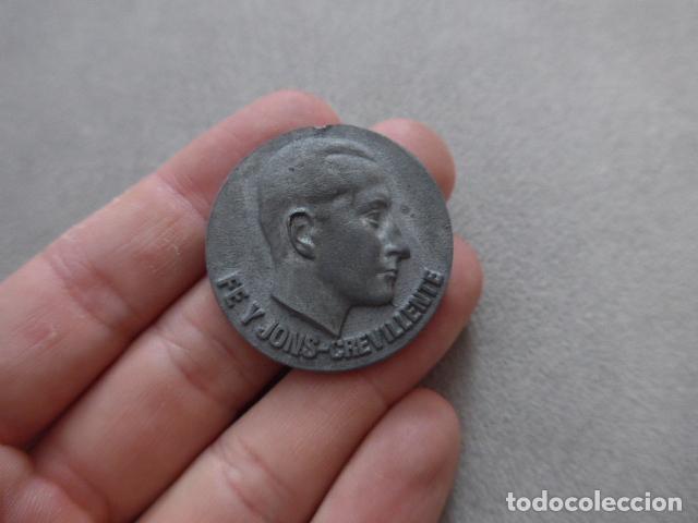 Militaria: Antigua rara medalla de la Falange de Crevillente, FE y JONS. Original