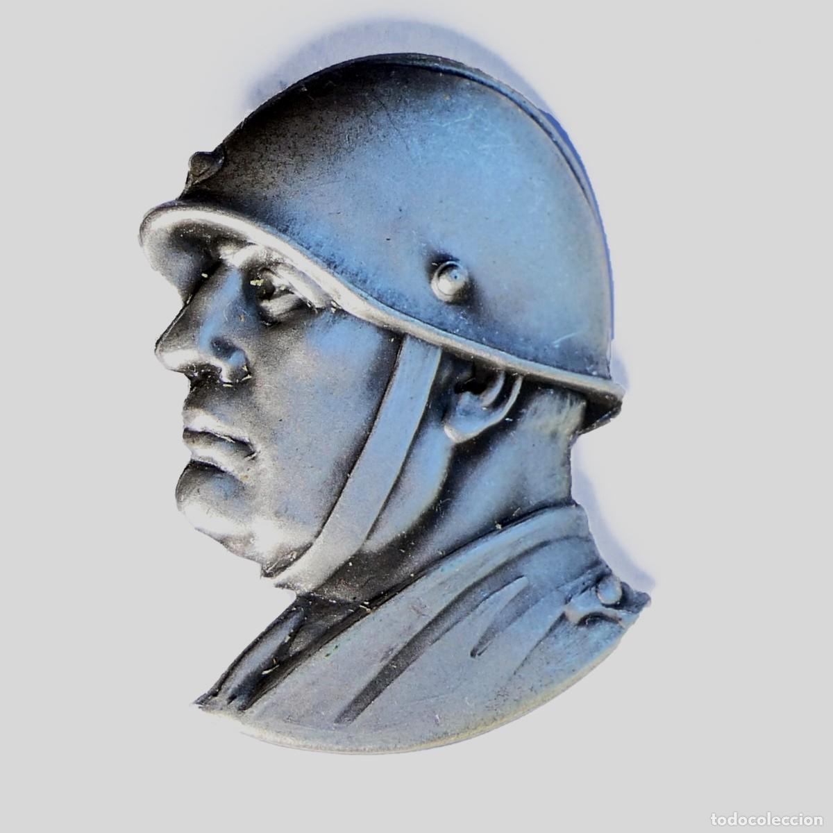 Militaria: Spilla raffigurante Benito Mussolini in lamierino dimensioni 3x1 cm. peso 4 grammi