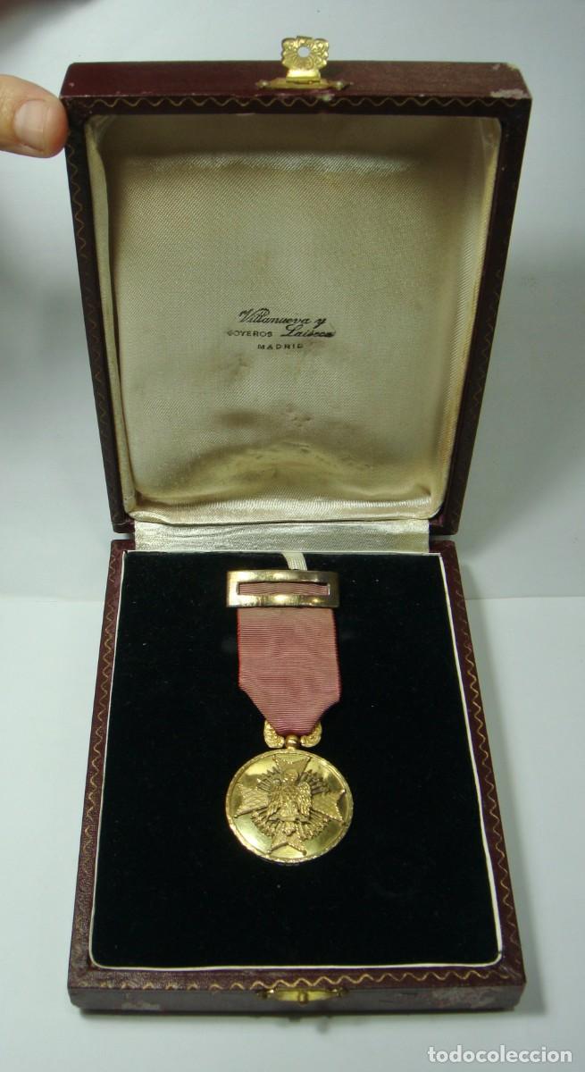 Militaria: Medalla de Oro de la Orden de Cisneros &middot; Estuche Villanueva y Laiseca