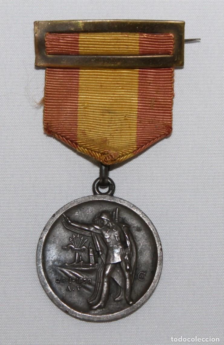 Militaria: Medalla de Tarrasa a sus Ex-Combatientes. 1er Aniversario. 26-1-1939 A.V.