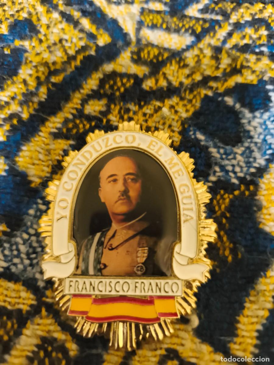 Militaria: Escudo met&aacute;lico de su excelencia el General&iacute;simo