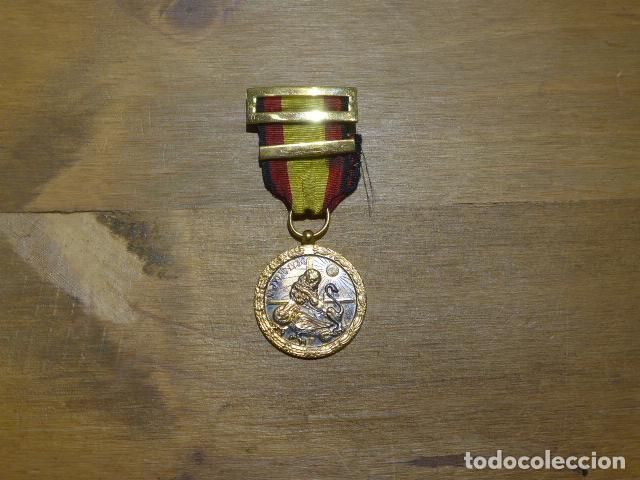 Militaria: Antigua medalla de la campa&ntilde;a de guerra civil con pasador de repeticion, original.