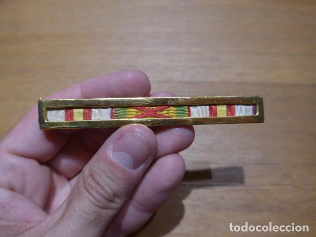 Militaria: Antiguo pasador de diario original de medallas de la Guerra civil.