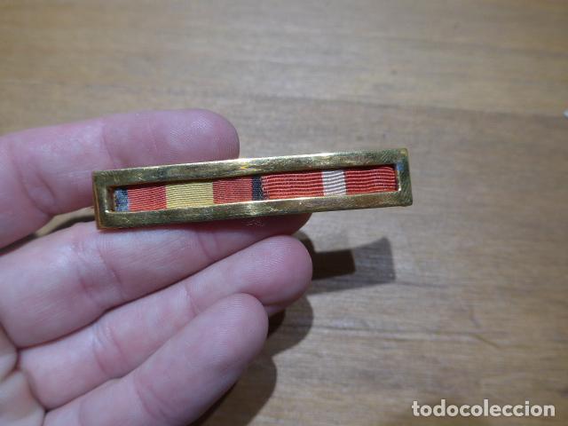 Militaria: Antiguo pasador de diario original de medallas de la Guerra civil.