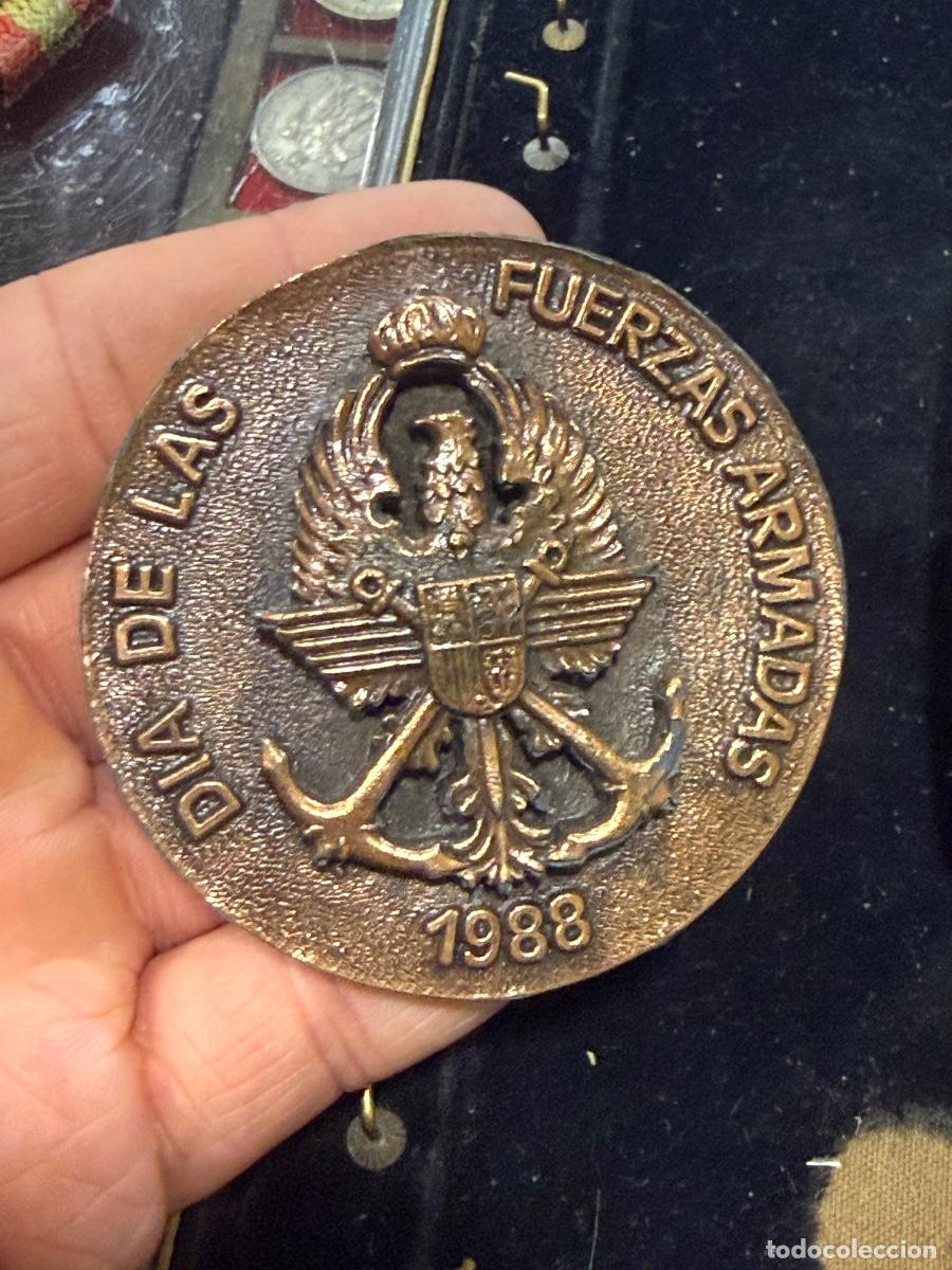 Militaria: Bonita medalla d&iacute;a de las Fuerzas Armadas 1988, capitan&iacute;a de levante, alguna falta en el canto