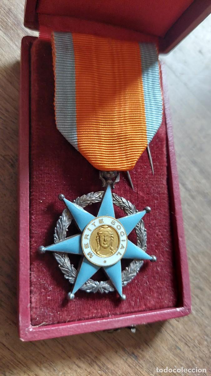 Militaria: Antigua medalla plata Merito Social Francia