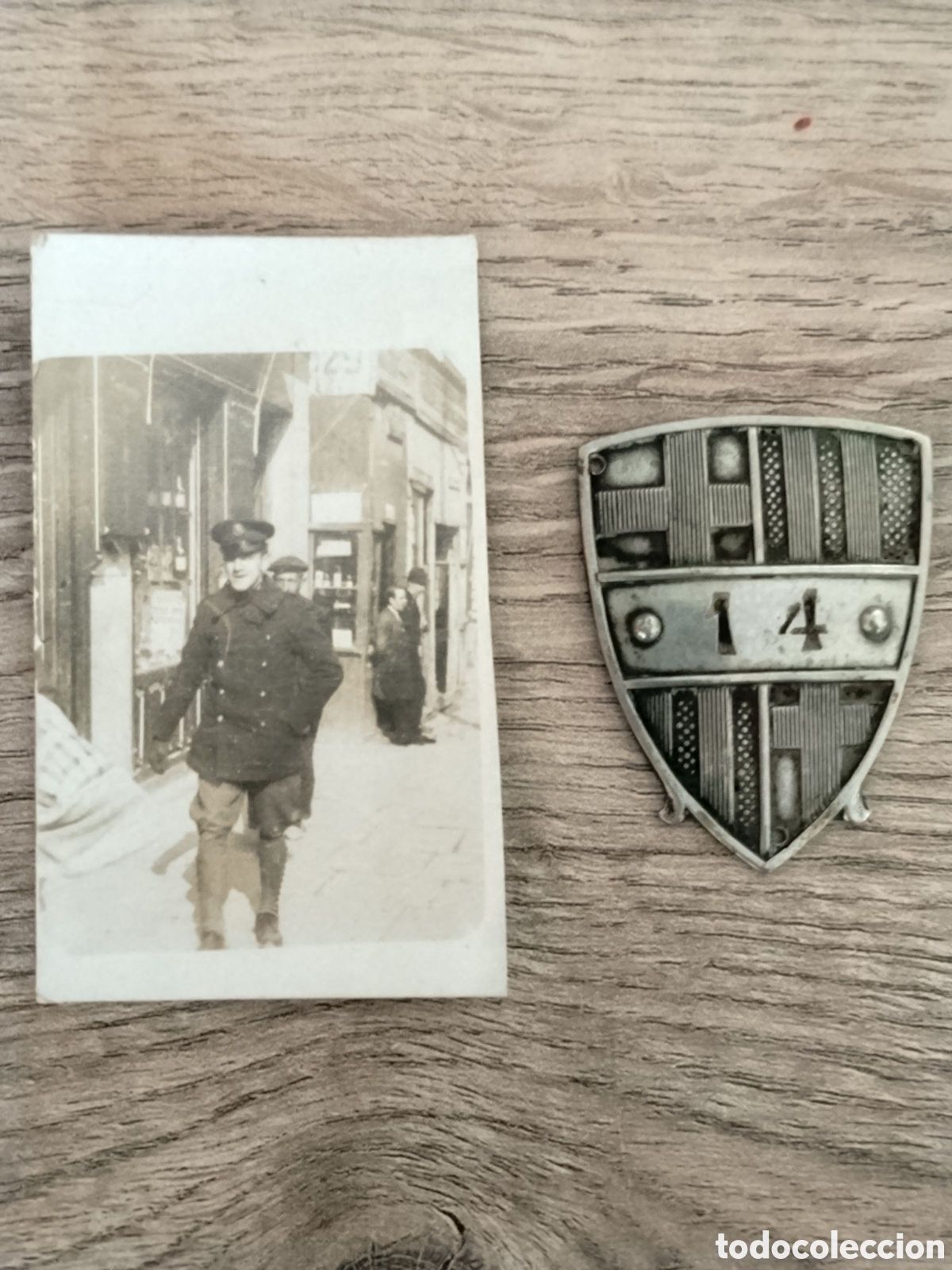 Militaria: Placa y fotograf&iacute;a guardia urbana de Barcelona.pre guerra civil.republica.policia.vigilante nocturno