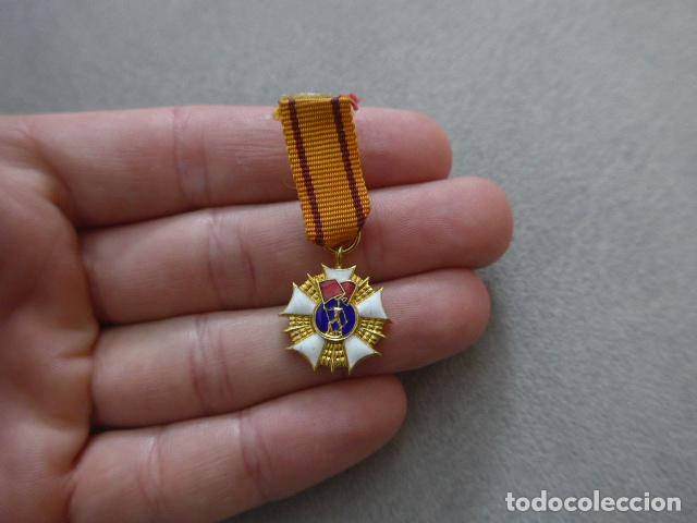Militaria: Antigua medalla en miniatura del Orden de abanderado del Trabajo de Polonia, original.