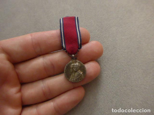 Militaria: Antigua medalla inglesa en miniatura del Jubileo de plata del Rey Jorge V, Gran Breta&ntilde;a