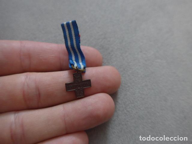 Militaria: Antigua medalla en miniatura italiana de la Cruz al merito de Guerra, original. Guerra civil y II GM