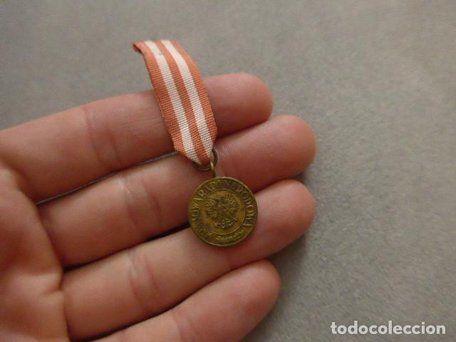 Militaria: Antigua medalla en miniatura de la Victoria y la libertad de Polonia, 1945, II Guerra Mundial.