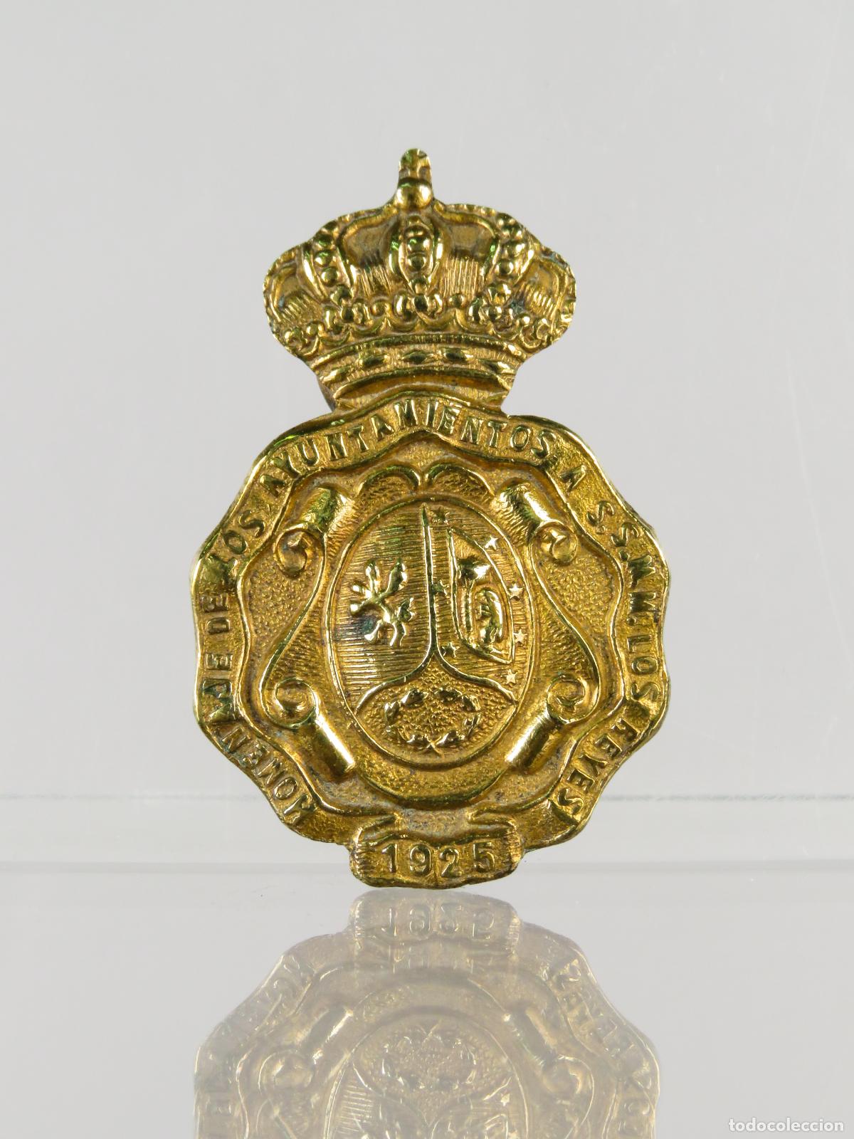 Militaria: Medalla solapa Homenaje Ayuntamiento Reyes Alfonso XIII M&ordf; Eugenia 1925