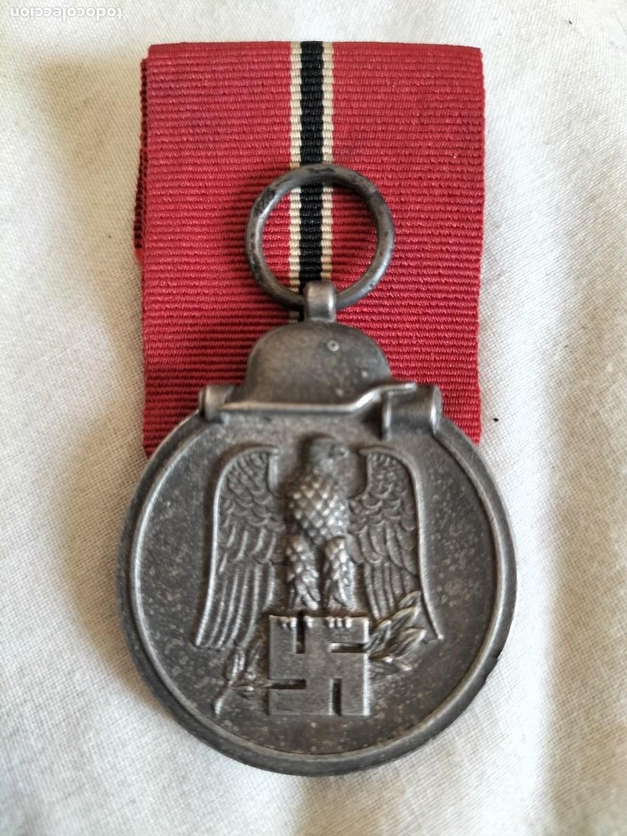 Militaria: Medalla con &aacute;guila y esvastica.( Cinta roja)