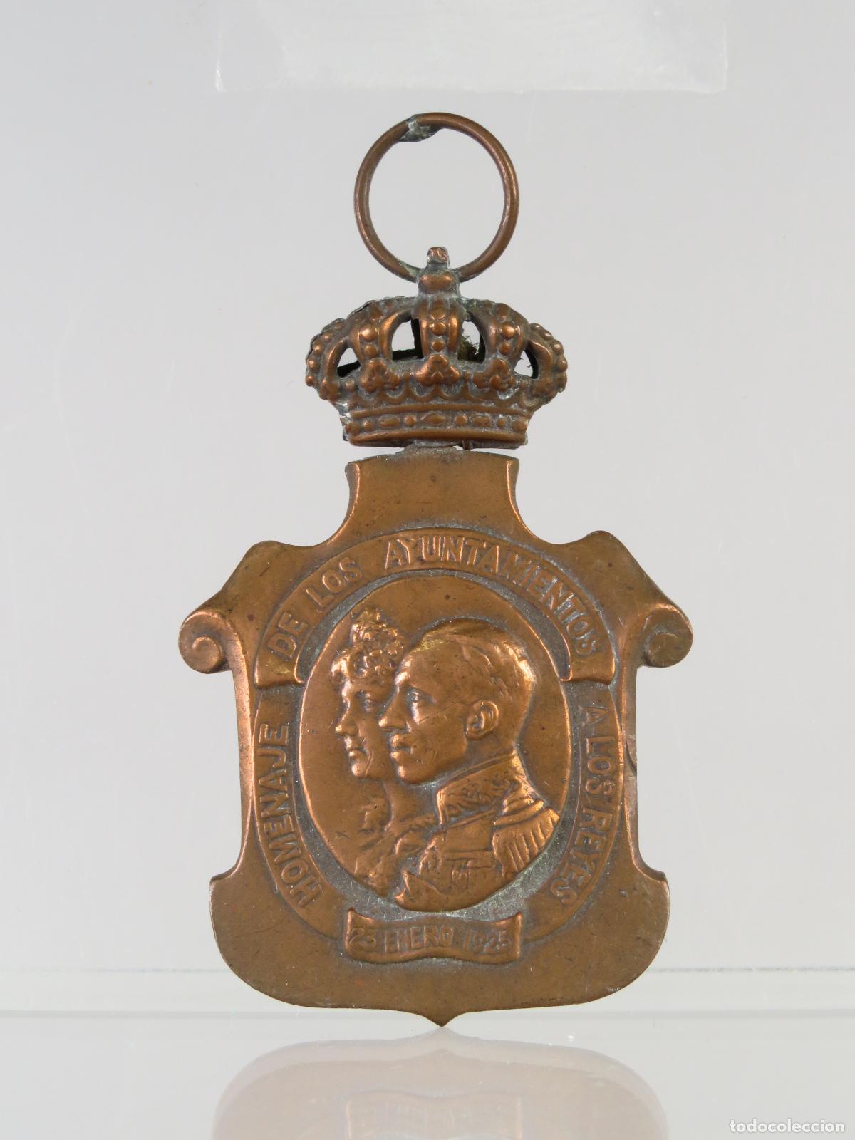 Militaria: Medalla bronce Homenaje Ayuntamiento Reyes Alfonso XIII M&ordf; Eugenia 1925