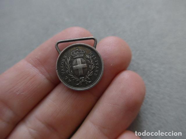 Militaria: Antigua medalla italiana en miniatura original al Valor militar, Italia.