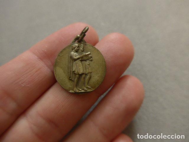 Militaria: Antigua medalla en miniatura a identificar, pone O.N.B. Foggia