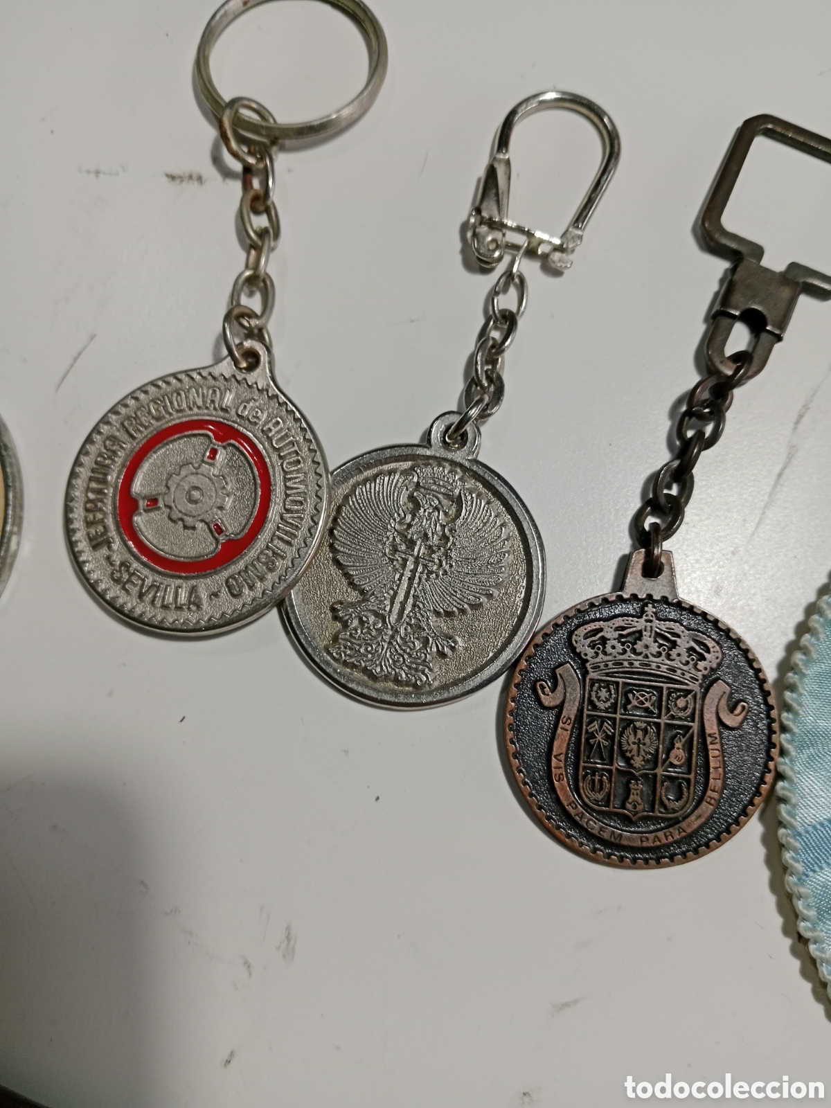 Militaria: 3 LLAVEROS MILITARES