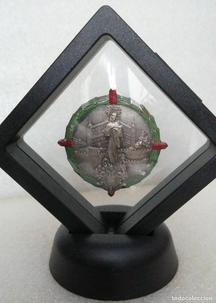 Militaria: EXPOSITOR CON ANTIGUA LAUREADA 4,50cm GUERRA CIVIL ALC&Aacute;ZAR DE TOLEDO HEROES