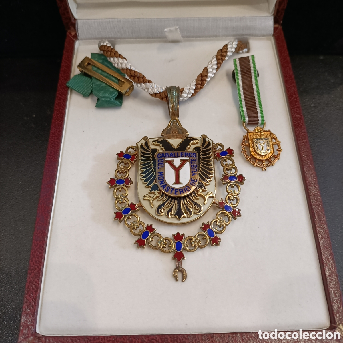 Militaria: Orden de los caballeros del monasterio de Yuste. Plata dorada.