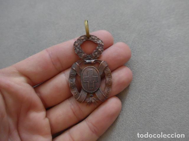 Militaria: Antigua medalla de 1872 de la Cruz Roja de Caridad en la guerra. III Guerra Carlista, de Castells.