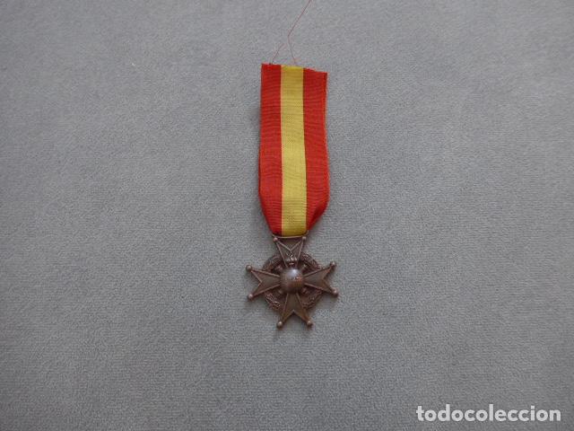 Militaria: Antigua medalla Cruz laureada de la Artilleria por el sitio de 1843, Barcelona agradecida, original.