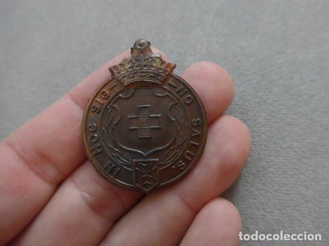Militaria: Antigua medalla de la Cruz Roja franquista, original de Castells, de la epoca de Franco.