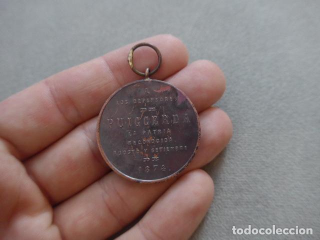 Militaria: Antigua medalla a los Defensores de Puigcerda, 1874, de la Guerra Carlista, original de Castells.