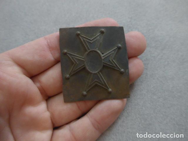 Militaria: Antigua medalla espa&ntilde;ola sin recortar, seguramente de la Orden de Carlos III, original de Castells.