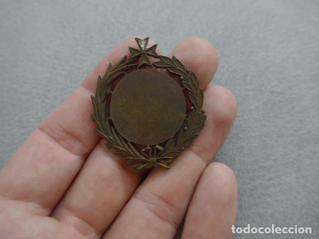 Militaria: Antigua medalla espa&ntilde;ola de la Cruz roja sin terminar, original de castells.