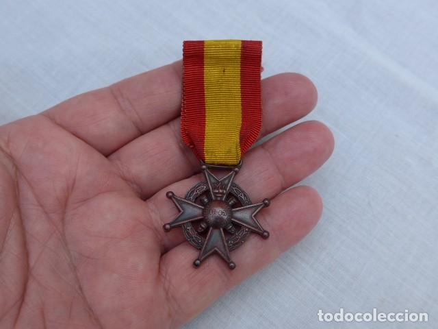 Militaria: ANTIGUA MEDALLA CRUZ BARCELONA AGRADECIDA 1843 - ORIGINAL