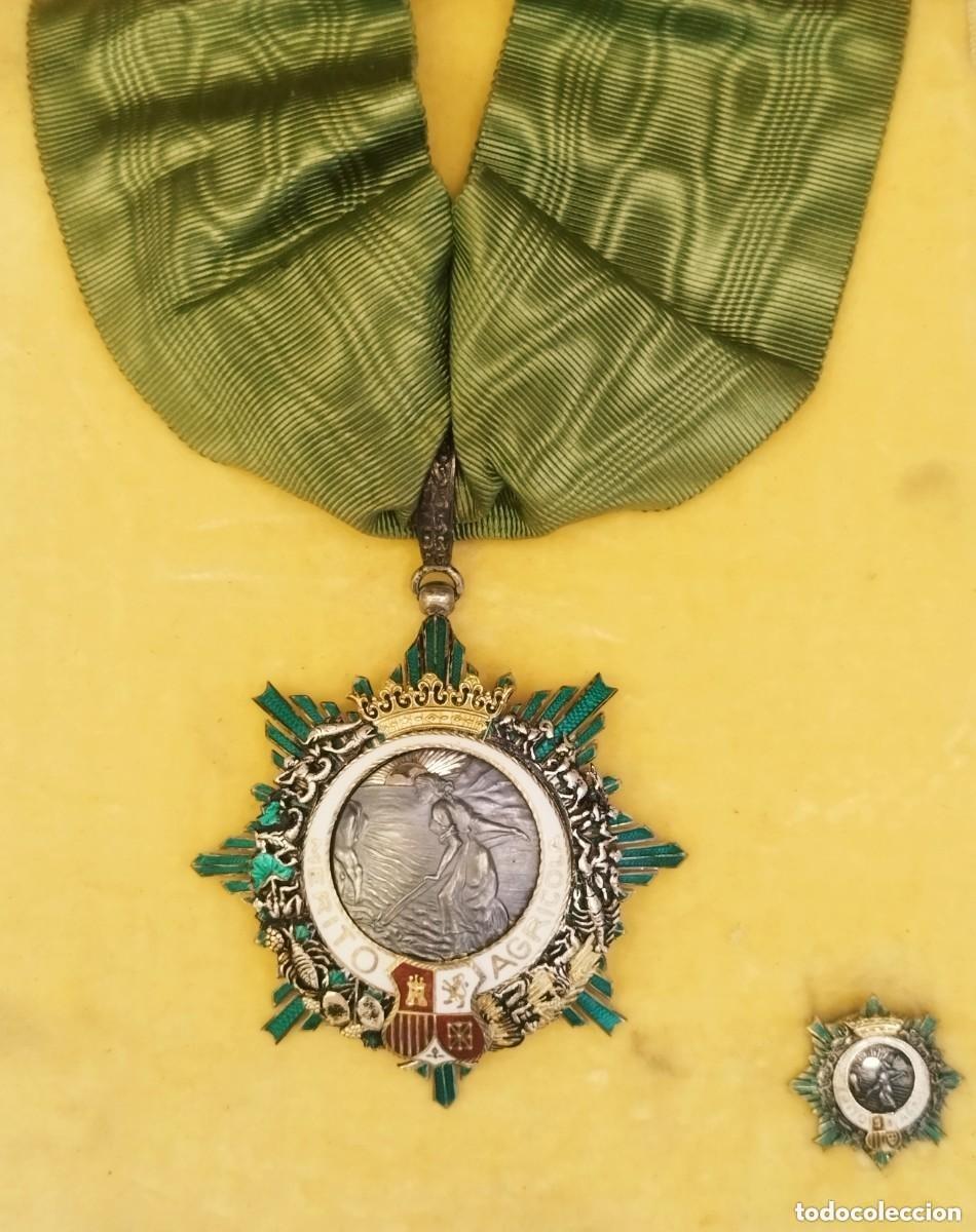 Militaria: Medalla al Merito Agr&iacute;cola. Comendador de N&uacute;mero. Con la miniatura de solapa y la caja.