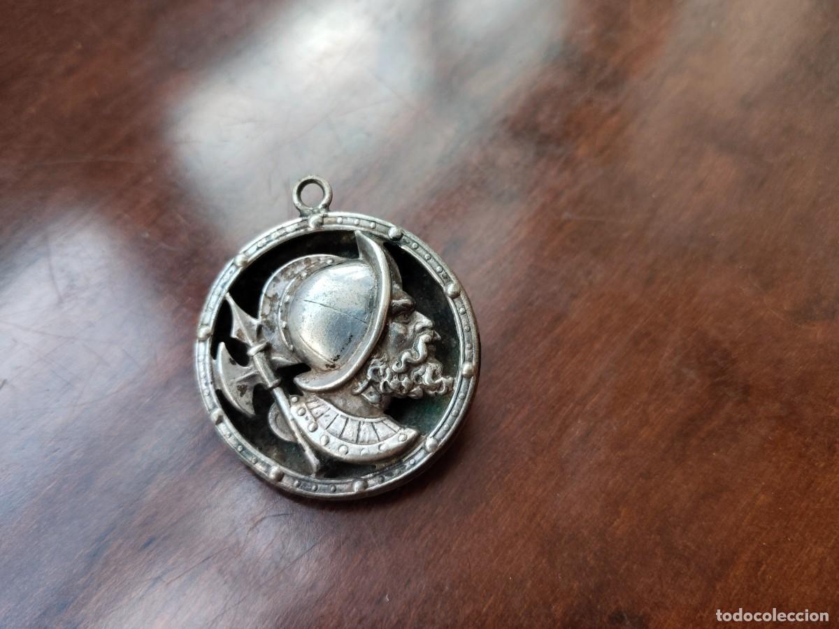 Militaria: Precioso colgante calado conquistador. Plata?