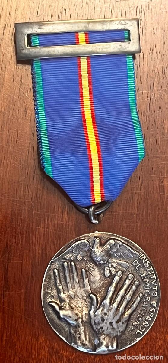 Military Antiques: Instituto espa&ntilde;ol de emigraci&oacute;n de plata dorada, olor a tierra ausente a perfume de luz, unamuno pe