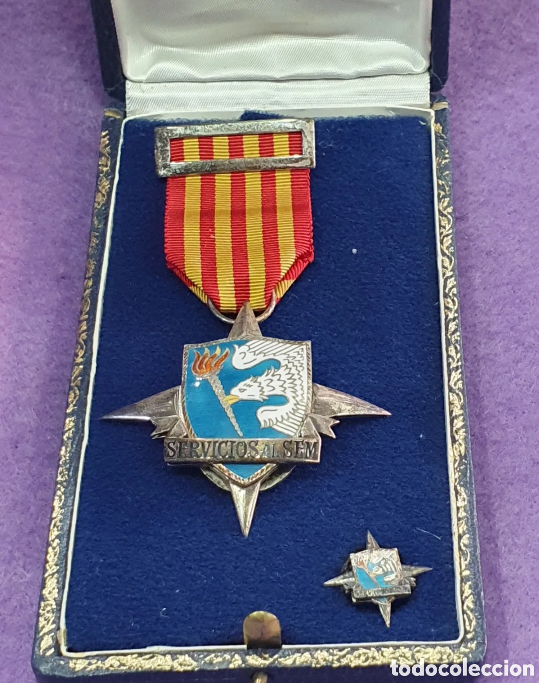 Militaria: SALIDA 0.01&euro;. Rara medalla plata esmaltada Catalu&ntilde;a. Franco. Servicios al SEM. Con miniatura. (L57)